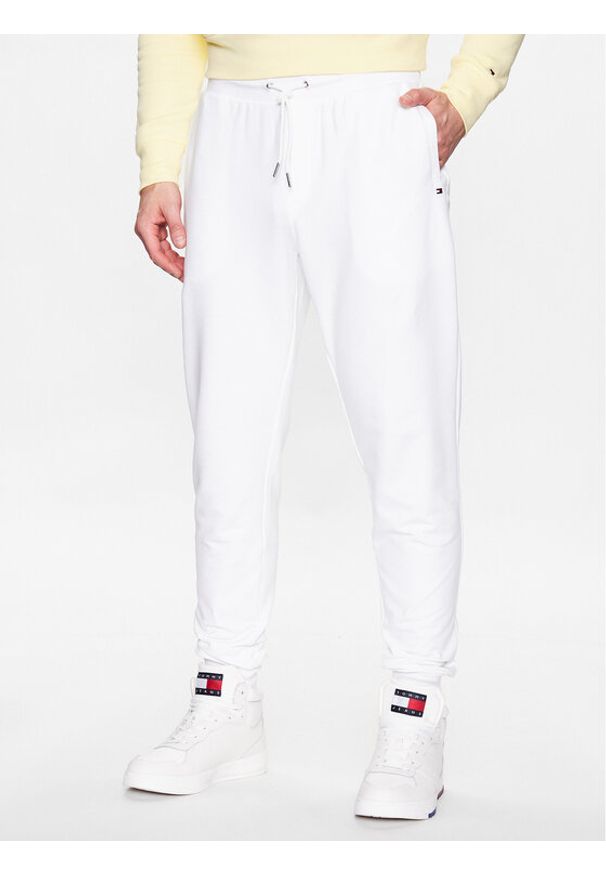 TOMMY HILFIGER - Tommy Hilfiger Spodnie dresowe 1985 MW0MW24521 Biały Regular Fit. Kolor: biały. Materiał: bawełna, dresówka