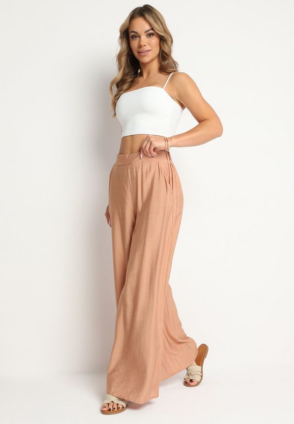 Born2be - Beżowe Szerokie Spodnie z Gumką w Pasie i Kieszeniami przy Biodrach Boulia. Kolor: beżowy