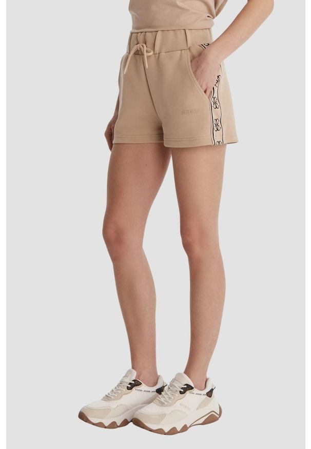Guess - GUESS Beżowe damskie krótkie spodenki sportowe z lampasami Britney, Rozmiar M. Okazja: na co dzień. Kolor: beżowy. Długość: krótkie. Styl: sportowy