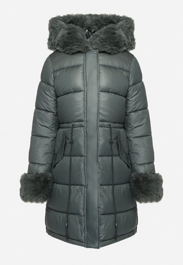 Born2be - Ciemnozielona Pikowana Kurtka z Kapturem i Futrzanymi Wstawkami Ściągana Sznurkiem w Talii Emirale. Okazja: na co dzień. Typ kołnierza: kaptur. Kolor: zielony. Materiał: futro. Wzór: aplikacja. Styl: casual, elegancki