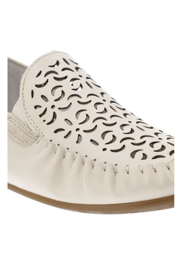 Beżowe Półbuty Rieker Eleganckie Obuwie Damskie Ze Skóry Naturalnej. Okazja: na co dzień. Zapięcie: rzepy. Kolor: beżowy. Materiał: skóra. Szerokość cholewki: normalna. Wzór: ażurowy. Styl: elegancki