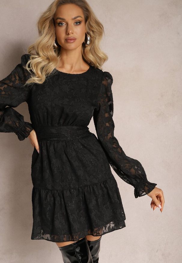Renee - Czarna Rozkloszowana Sukienka Mini z Tkaniny Plumeti Marsane. Typ kołnierza: kołnierz z falbankami. Kolor: czarny. Materiał: tkanina. Typ sukienki: rozkloszowane. Długość: mini