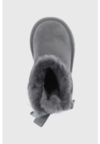 Ugg - UGG śniegowce zamszowe dziecięce Bailey Bow II kolor szary. Nosek buta: okrągły. Kolor: szary. Materiał: zamsz