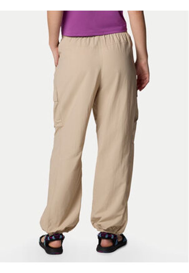 columbia - Columbia Spodnie outdoor Sandier™ Parachute Pant 2119061 Beżowy Relaxed Fit. Kolor: beżowy. Materiał: syntetyk. Sport: outdoor