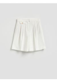Reserved - Szorty bermudy z zakładkami - biały. Kolor: biały. Materiał: wiskoza, tkanina #1