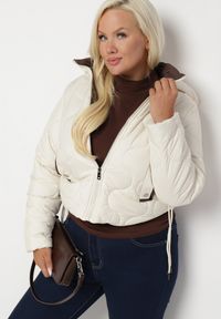 Born2be - Jasnobeżowa Kurtka Krótka z Pikowaniem i Odpinanym Kapturem Taraes. Okazja: na co dzień. Kolekcja: plus size. Kolor: beżowy. Materiał: jeans. Długość: krótkie. Styl: casual, elegancki #4