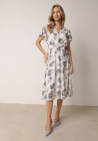 Born2be - Niebieska Romantyczna Sukienka Kopertowa z Wiązanym Paskiem i Brokatem Yael. Okazja: na co dzień, na spotkanie biznesowe, do pracy, na randkę. Kolor: niebieski. Wzór: kwiaty. Typ sukienki: kopertowe. Styl: casual, biznesowy, elegancki #4