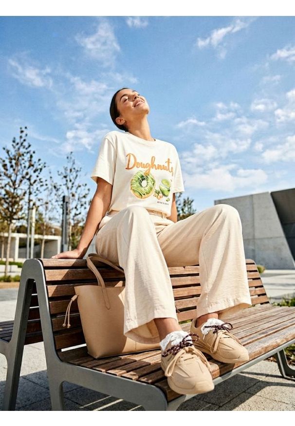 Sinsay - Bawełniana koszulka z nadrukiem - kremowy. Kolor: kremowy. Materiał: bawełna. Wzór: nadruk