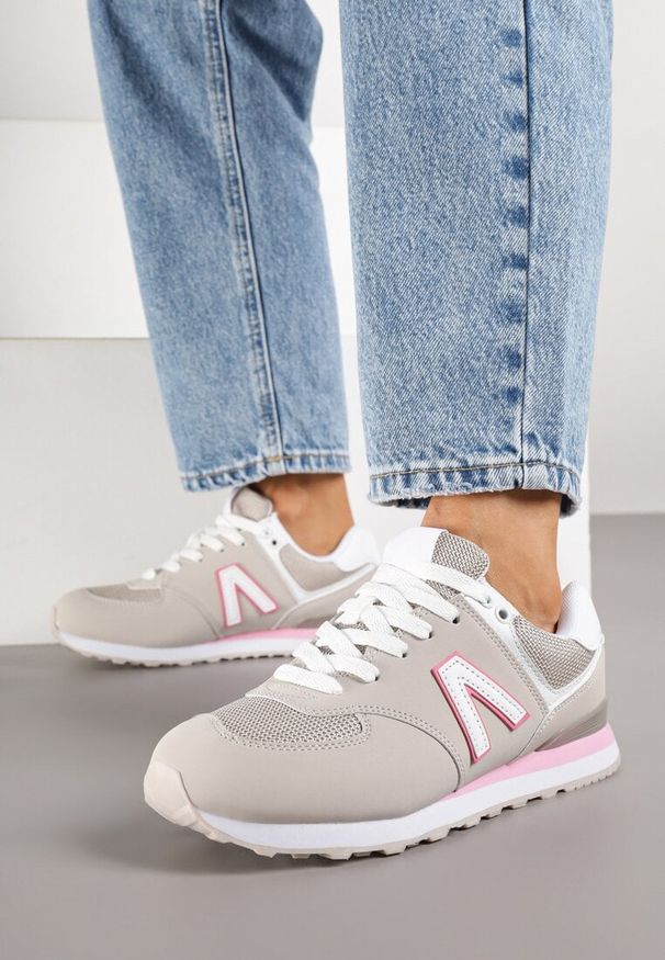 Renee - Ciemnobeżowe Sneakersy Ozdobione Geometrycznym Motywem Rilenessa. Okazja: na co dzień. Kolor: beżowy. Materiał: jeans. Wzór: aplikacja, geometria