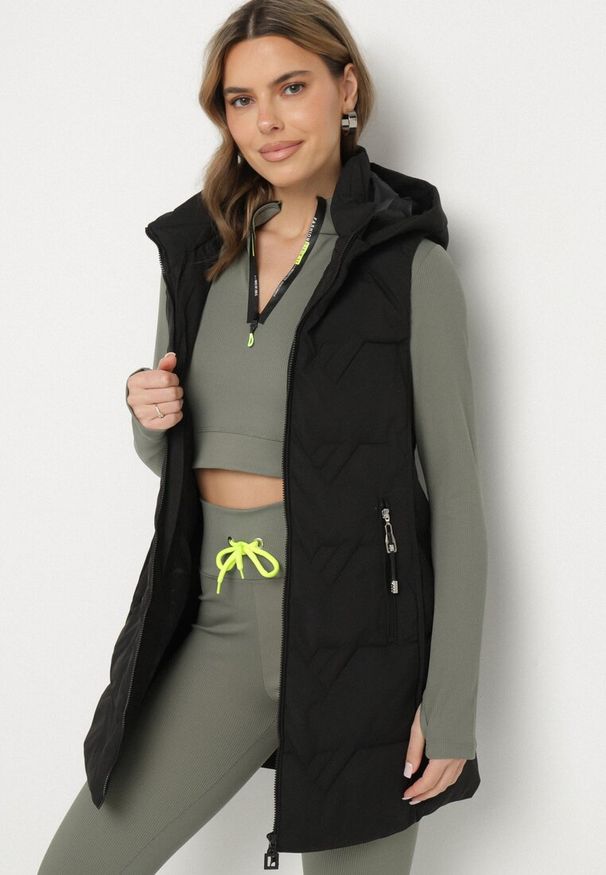 Born2be - Czarna Pikowana Kamizelka z Odpinanym Kapturem Mavalie. Kolor: czarny. Materiał: jeans. Wzór: aplikacja. Styl: elegancki