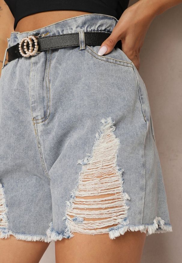 Renee - Jasnoniebieskie Bawełniane Szorty Jeansowe z Paskiem i Przetarciami High Waist Vikisona. Okazja: na co dzień. Stan: podwyższony. Kolor: niebieski. Materiał: bawełna, jeans. Styl: elegancki, casual