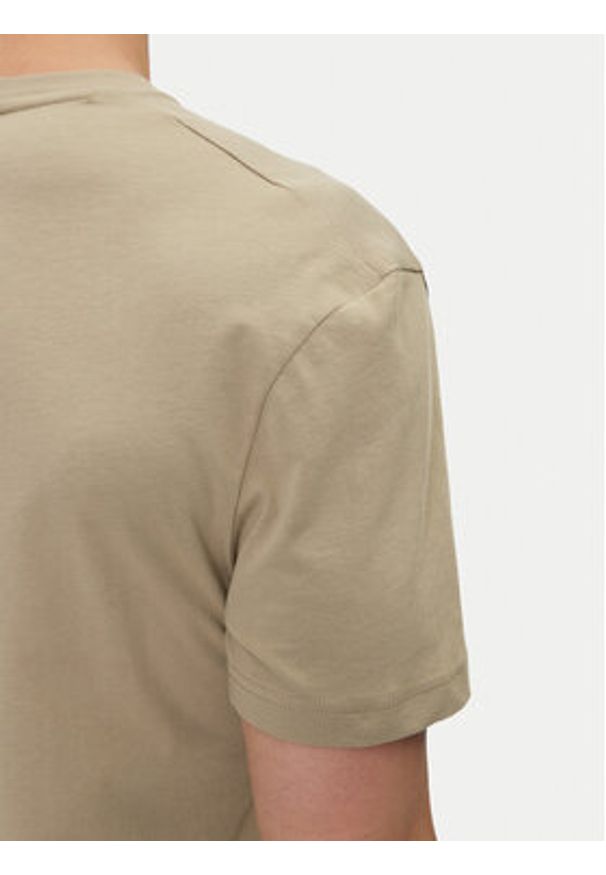 Calvin Klein T-Shirt Hero K10K111346 Beżowy Regular Fit. Kolor: beżowy. Materiał: bawełna