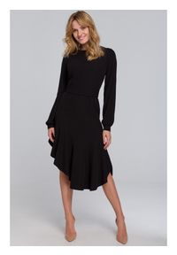 Makover - K077 Asymetryczna sukienka z falbanką - czarna. Okazja: na imprezę. Kolor: czarny. Materiał: tkanina. Długość rękawa: długi rękaw. Typ sukienki: asymetryczne. Styl: elegancki. Długość: mini #1