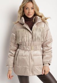 Born2be - Beżowa Pikowana Kurtka z Kapturem i Paskiem z Marszczeniem Zdobiona Frędzlami Sanoria. Okazja: na co dzień. Typ kołnierza: kaptur. Kolor: beżowy. Materiał: jeans. Wzór: aplikacja. Styl: casual, elegancki #1