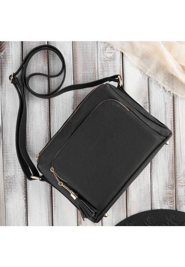 Listonoszka skórzana PAOLO PERUZZI Z-55-BLZ czarna. Kolor: czarny. Dodatki: z breloczkiem. Materiał: skórzane. Styl: casual, elegancki. Rodzaj torebki: na ramię