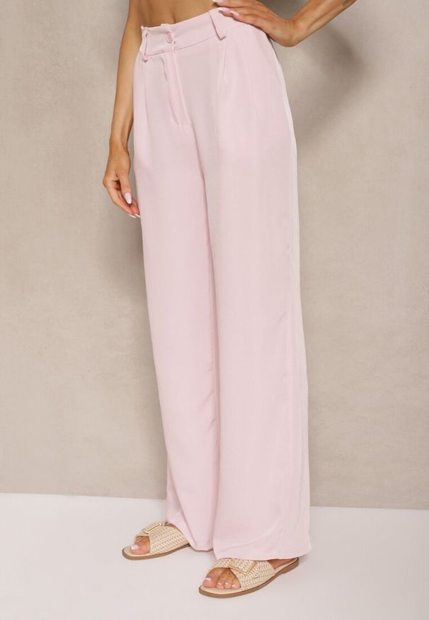 Renee - Różowy Komplet ze Spodniami o Szerokim Kroju i Koszulą z Ozdobnym Wiązaniem Filaniella. Kolor: różowy