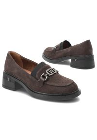 Półbuty damskie Vinceza, cholewka ze skóry naturalnej zamszowej wsuwany fason z ozdobnym paskiem i metalową klamrą, brązowe, 18127. Zapięcie: klamry. Kolor: brązowy. Materiał: skóra, zamsz. Szerokość cholewki: normalna #2
