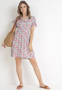 Born2be - Czerwono-Biała Sukienka Mini z Wiskozy z Gumką w Pasie i Kopertowym Dekoltem Karisa. Kolor: czerwony. Materiał: wiskoza. Długość rękawa: krótki rękaw. Sezon: wiosna, lato. Typ sukienki: kopertowe. Długość: mini #5