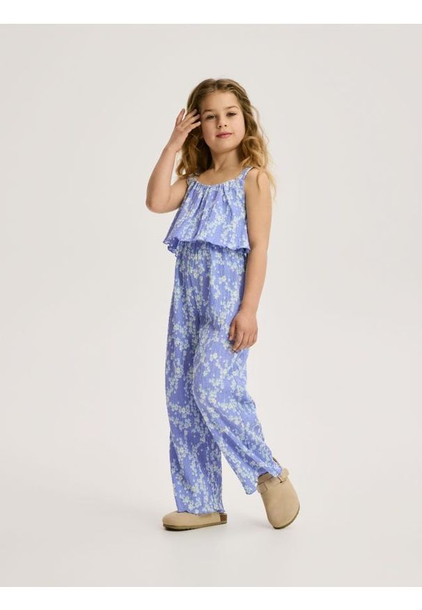 Reserved - Kombinezon w kwiaty - niebieski. Kolor: niebieski. Materiał: tkanina. Wzór: kwiaty. Typ sukienki: proste