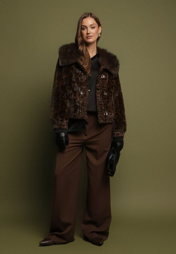 Born2be - Brązowa Panterkowa Kurtka Futerko o Krótkim Kroju z Ozdobnymi Zapięciami Otiluna. Okazja: na co dzień. Kolor: brązowy. Materiał: futro. Długość: krótkie. Wzór: motyw zwierzęcy. Styl: casual