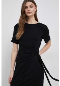TOMMY HILFIGER - Tommy Hilfiger sukienka kolor czarny midi prosta. Okazja: na co dzień. Kolor: czarny. Materiał: włókno, dzianina. Długość rękawa: krótki rękaw. Typ sukienki: proste. Styl: casual. Długość: midi #2