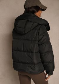 Renee - Czarna Oversizowa Kurtka Puffer z Kapturem i Naszywką przy Rękawie Azine. Okazja: na co dzień. Typ kołnierza: kaptur. Kolor: czarny. Materiał: dzianina, jeans. Wzór: aplikacja. Styl: casual #4