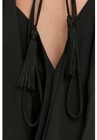 VICTORIA BECKHAM - Victoria Beckham koszula jedwabna damska kolor czarny relaxed z wiązanym dekoltem. Kolor: czarny. Materiał: jedwab. Długość rękawa: długi rękaw. Długość: długie. Wzór: gładki #5