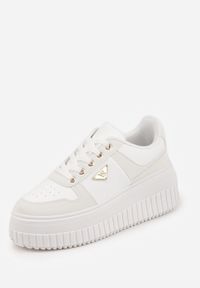 Born2be - Białe Sneakersy VICES na Grubej Podeszwie z Tłoczeniami Zdobione Aplikacją Cezara. Okazja: na co dzień, do pracy. Kolor: biały. Materiał: jeans. Wzór: aplikacja #2