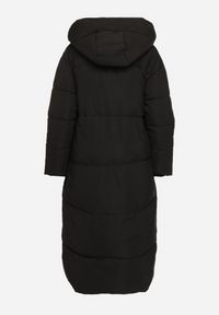 Born2be - Czarna Pikowana Kurtka o Długim Fasonie z Odpinanym Kapturem Daivera. Okazja: na spacer. Kolor: czarny. Materiał: dzianina. Długość: długie. Sezon: zima #7