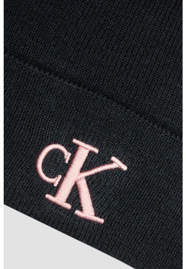 Calvin Klein - CALVIN KLEIN Czarna damska czapka z różowym logo. Kolor: czarny. Wzór: haft