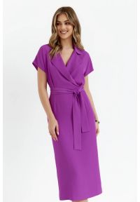 Stylove - Elegancka sukienka ołówkowa z kołnierzem fioletowa. Okazja: na co dzień. Kolor: różowy, czarny, fioletowy. Materiał: guma, tkanina, elastan. Typ sukienki: kopertowe, proste, ołówkowe. Styl: elegancki. Długość: midi
