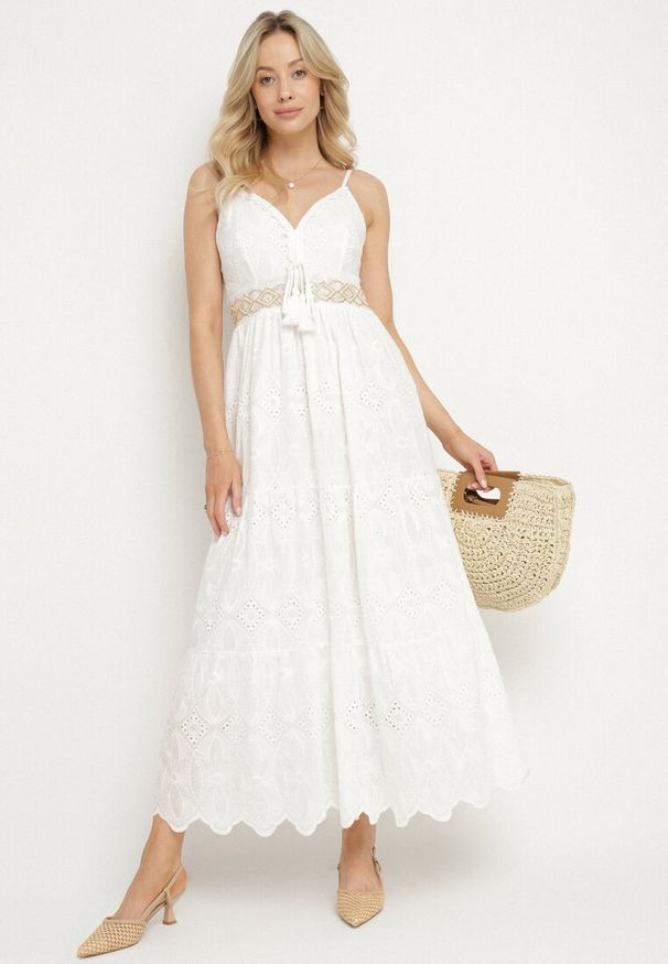 Born2be - Biała Bawełniana Sukienka na Ramiączkach Zdobiona Haftem Polaviel. Okazja: na co dzień. Typ kołnierza: dekolt w kształcie V. Kolor: biały. Materiał: bawełna. Długość rękawa: na ramiączkach. Wzór: aplikacja, haft. Styl: boho, casual, elegancki