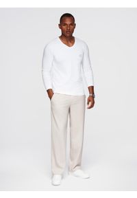 Ombre Clothing - Męski longsleeve V-neck SLIM FIT z elastanem i printem – biały V2. Okazja: na co dzień. Typ kołnierza: dekolt w serek. Kolor: biały. Materiał: elastan. Długość rękawa: długi rękaw. Wzór: nadruk. Styl: klasyczny, casual #7