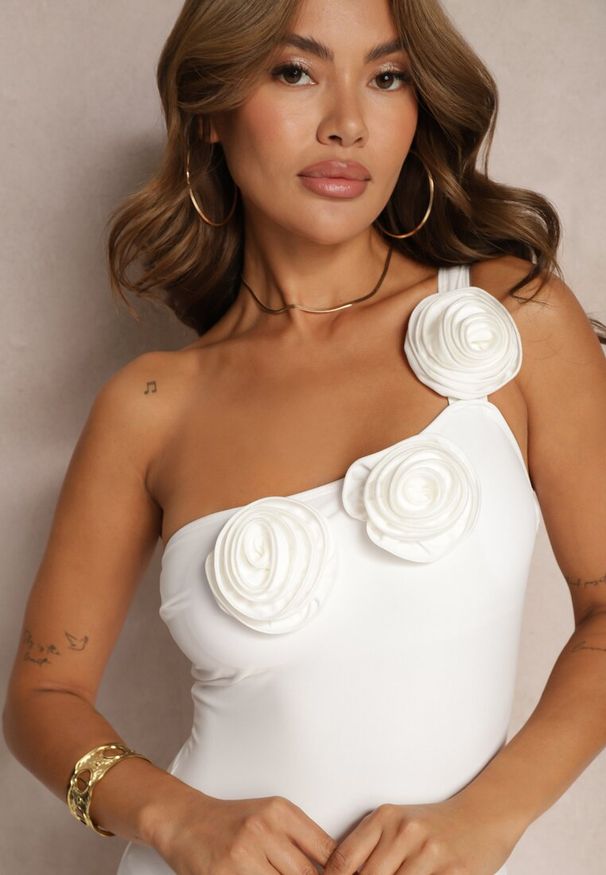 Renee - Biały Strój Kąpielowy Jednoczęściowy o Asymetrycznym Kroju z Kwiatową Aplikacją Irisabel. Kolor: biały. Wzór: aplikacja, kwiaty