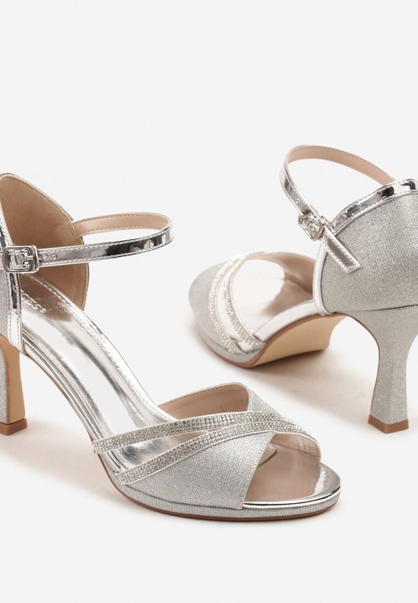 Renee - Srebrne Sandały Vices na Szpilce Ozdobione Cyrkoniami i Brokatem Oviasse. Zapięcie: sprzączka. Kolor: srebrny. Materiał: jeans. Wzór: aplikacja. Obcas: na szpilce. Styl: elegancki. Wysokość obcasa: średni