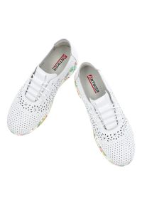 Białe Sneakersy Artiker Modne Obuwie Damskie Z Kolorową Podeszwą. Okazja: na co dzień. Zapięcie: sznurówki. Kolor: biały. Materiał: materiał. Szerokość cholewki: normalna. Wzór: kolorowy. Styl: sportowy, klasyczny, casual