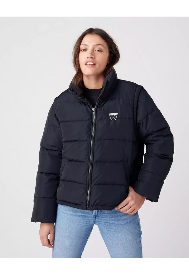 Wrangler - WRANGLER SHORT PUFFER DAMSKA KURTKA PRZEJŚCIOWA BLACK W4R9YJ100 112319249. Okazja: na co dzień. Materiał: jeans, puch, poliester. Sezon: wiosna, jesień. Styl: casual, elegancki