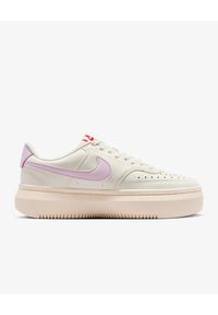 Nike - NIKE COURT VISION ALTA TRK3 Sneakersy damskie. Okazja: na spacer, na co dzień. Kolor: kremowy. Materiał: skóra, syntetyk, materiał. Model: Nike Court. Sport: turystyka piesza #1