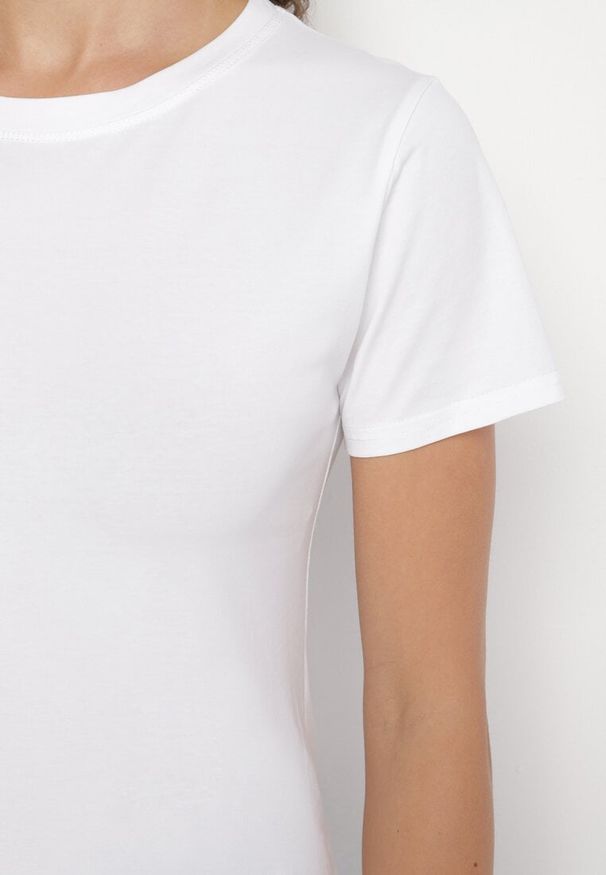 Born2be - Biały Klasyczny T-shirt z Bawełny Lorali. Okazja: na spacer, na co dzień. Kolor: biały. Materiał: bawełna. Wzór: gładki. Styl: klasyczny
