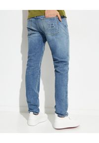 Balmain - BALMAIN - Niebieskie jeansy z haftowanym logo. Kolor: niebieski. Długość: długie. Wzór: haft. Styl: klasyczny #3