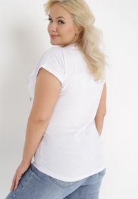 Born2be - Biały T-shirt Dephosa. Kolor: biały. Materiał: jeans, bawełna, tkanina. Długość rękawa: krótki rękaw. Długość: krótkie. Wzór: nadruk, aplikacja, kolorowy. Styl: klasyczny #2