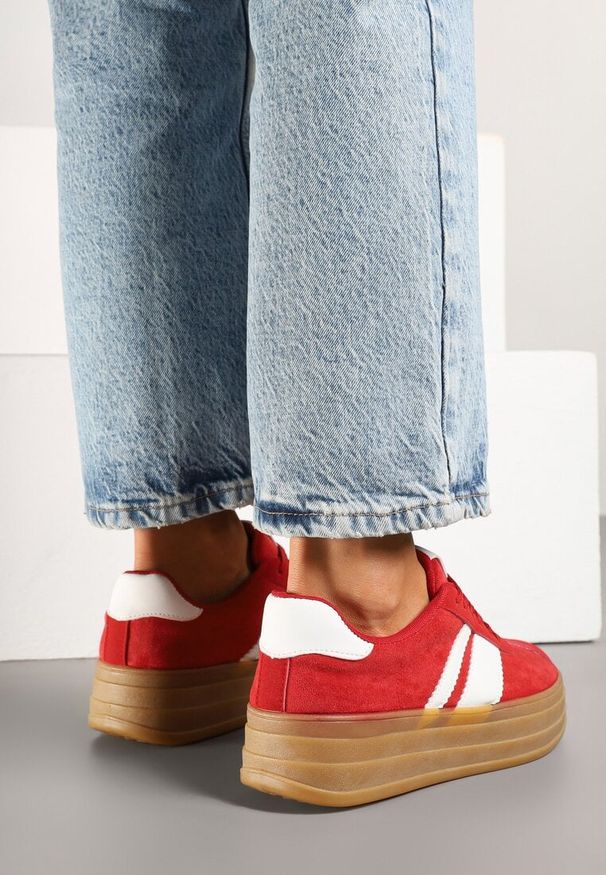 Renee - Czerwone Sneakersy Kultowe Tenisówki z Ozdobnymi Paskami Vandell. Okazja: na co dzień. Zapięcie: pasek. Kolor: czerwony. Materiał: jeans. Szerokość cholewki: normalna. Wzór: paski