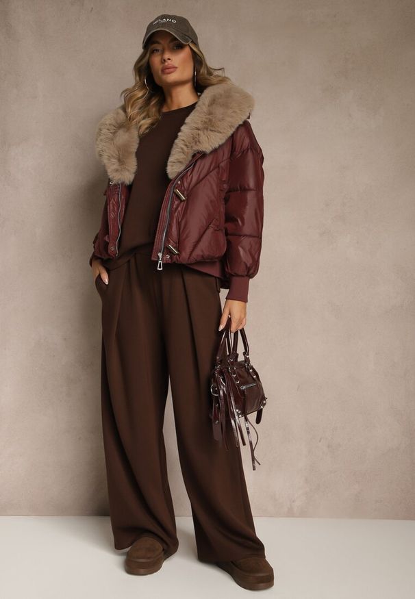 Renee - Bordowa Pudełkowa Kurtka z Pikowanymi Przeszyciami i Kapturem z Futrem Ruvitta. Okazja: na co dzień. Kolor: czerwony. Materiał: futro. Sezon: zima. Styl: casual, elegancki