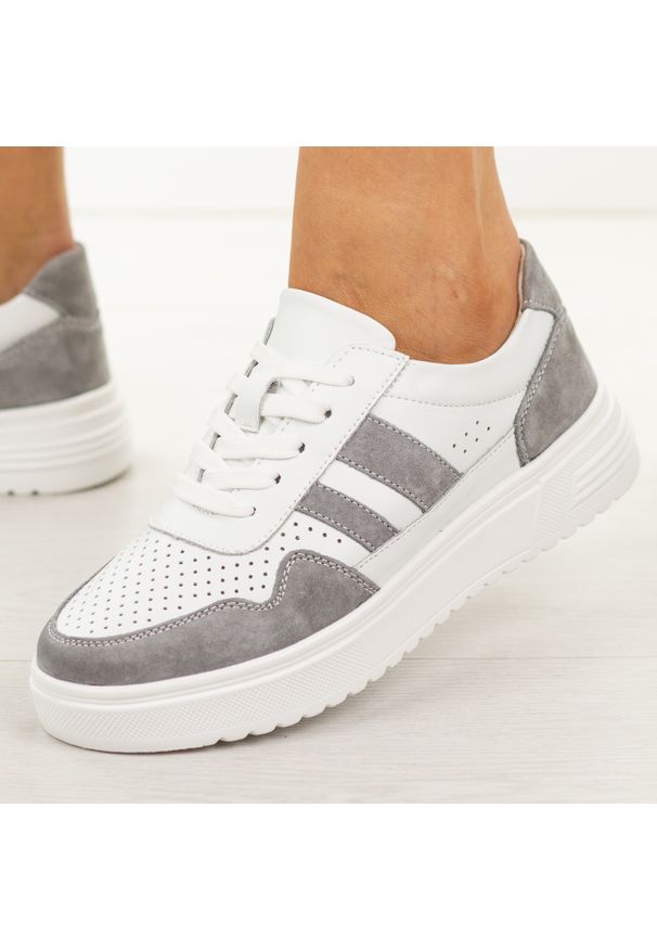 Białe skórzane półbuty damskie Cambell 40343. Okazja: na co dzień. Nosek buta: okrągły. Zapięcie: sznurówki. Kolor: biały. Materiał: skóra. Sezon: wiosna, lato, jesień. Styl: casual, klasyczny, sportowy