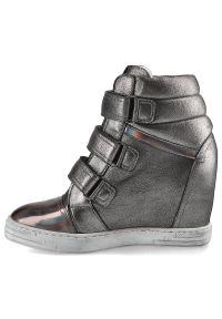 Sneakersy damskie Karino, lakierowana skóra naturalna zapinana na trzy rzepy i na płaskim obcasie, srebrno-szare, 1694-127-P. Okazja: na co dzień. Zapięcie: rzepy. Kolor: srebrny. Materiał: skóra, lakier. Szerokość cholewki: normalna. Obcas: na obcasie. Styl: casual, sportowy. Wysokość obcasa: niski #4