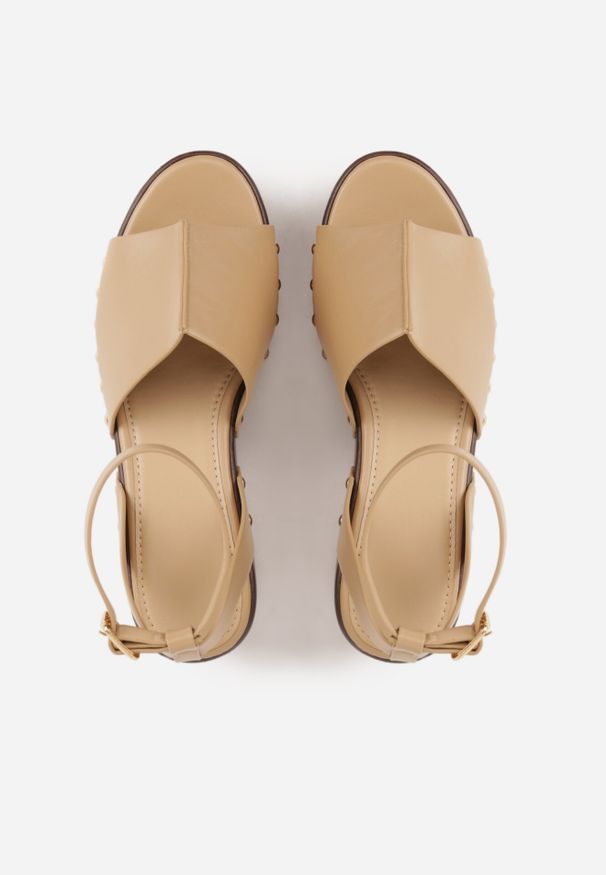 Born2be - Ciemnobeżowe Sandały na Koturnie i Platformie Ozdobione Nitami Rhethe. Okazja: na co dzień. Zapięcie: sprzączka. Kolor: beżowy. Materiał: jeans. Wzór: aplikacja. Sezon: wiosna, lato. Obcas: na koturnie. Styl: casual, elegancki