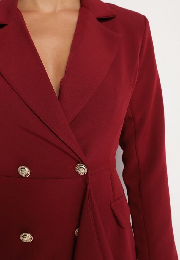 Born2be - Bordowa Taliowana Sukienka o Kroju Marynarki z Mini Trenem Besista. Kolor: czerwony. Długość rękawa: długi rękaw. Wzór: aplikacja. Styl: klasyczny, elegancki. Długość: mini