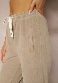 Renee - Ciemnobeżowe Spodnie Sztruksowe High Waist z Dodatkiem Bawełny i Gumką w Talii Jedela. Stan: podwyższony. Kolor: beżowy. Materiał: bawełna, sztruks