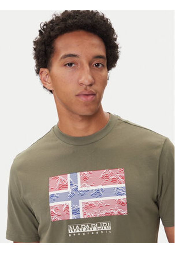 Napapijri T-Shirt S-Drapeau Ss NP0A891K Khaki Regular Fit. Kolor: brązowy. Materiał: bawełna