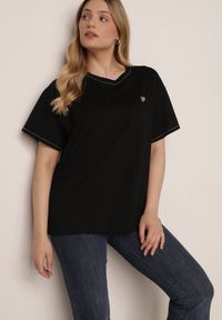 Born2be - Czarny Bawełniany T-shirt z Serduszkiem i Ozdobnymi Łańcuszkami Jynorin. Okazja: do pracy, na co dzień. Kolor: czarny. Materiał: bawełna. Wzór: aplikacja. Styl: elegancki, klasyczny, casual #1